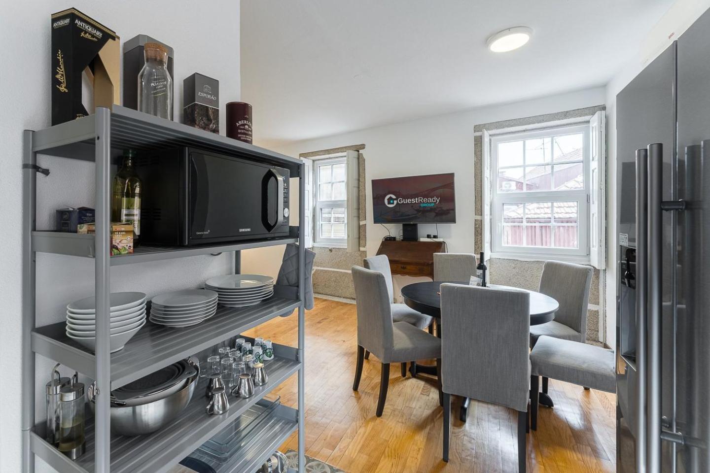 Guestready - Modern Duplex, Neo-classical Building Oporto