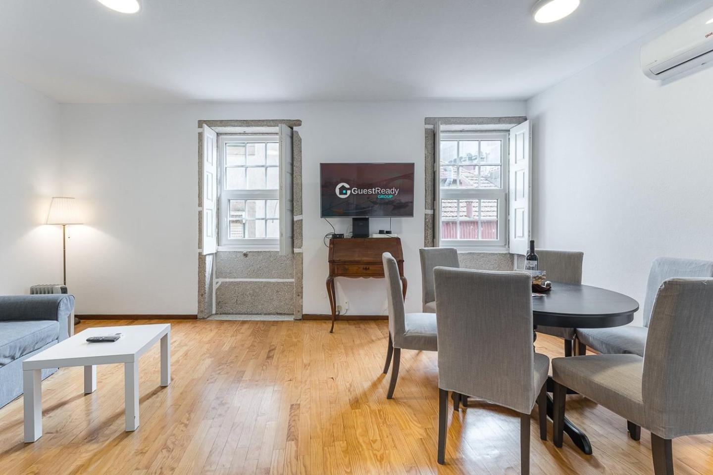 Guestready - Modern Duplex, Neo-classical Building Maison d'hôtes Oporto